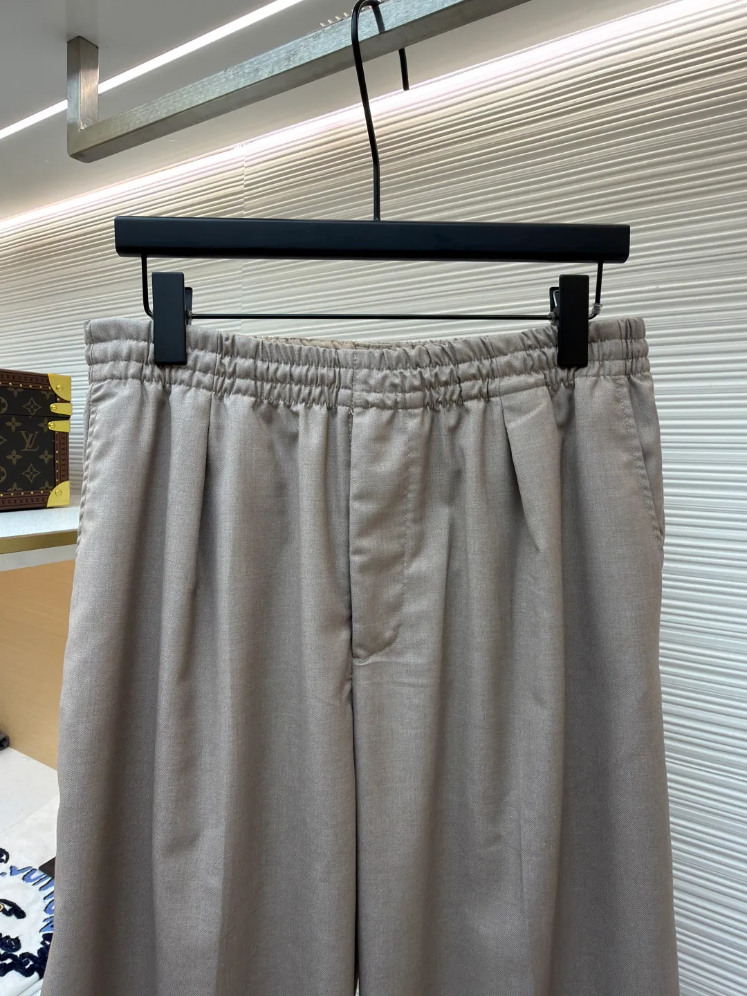LOUIS VUITTON khaki wool casual trousers ●Item number: 1680060-A95 ●Fabric: wool fabric ●Technology: Positioned cutting machine ●Version: fitted version ●Weight: about 460 grams ●Size: 44-46-48-50 ●Description: Fabric has always been a particularly important part of our products. It is also the foundation for the rise of tall buildings. The materials we use are quite solid. Nearly 100% sheep wool is blended with polyester and polyester to ensure the drape of the trousers. The comparison of the sample in Figure 2 is only slightly red. The specifications are exclusively custom-woven and there is no difference. The pockets and trims are cut according to the Italian old-money style craftsmanship standards. The back pockets are embellished with embossed logos. The focus is to restore the pleats and iron marks on the front, giving it a full texture. The overall wiring is straight and delicate, the fabric is comfortable and soft, and the color is consistent without color difference. It can be matched with the same style to create a fashionable look and control various occasions. Customized accessories, complete with three standards, same style for men and women!